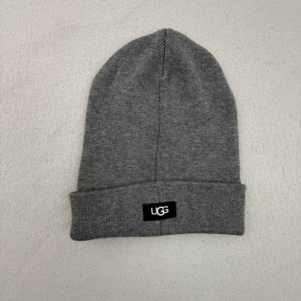 UGG Core Classic Beanie Unisex One Size Grey Ribbed Knit Cuffed Logo Patch